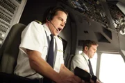Co-Pilot Pettit (gespielt von Brandon Thomas) und Pilot Wheaton (gespielt von Darryl Flatman) kämpfen um die Kontrolle des Flugzeugs. (Rekonstruktion)