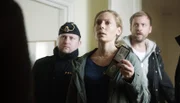 Maria (Eva Röse) und Sebastian (Erik Johansson, re.) fahnden gemeinsam mit einem uniformierten Kollegen nach einem heimtückischen Giftmörder.