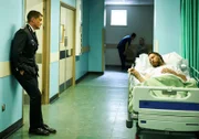 Nach einem Vorfall liegt der Piano Man (Craig Parkinson, r.) im Krankenhaus. Bill (Rob Lowe, l.) bleibt weiterhin skeptisch.