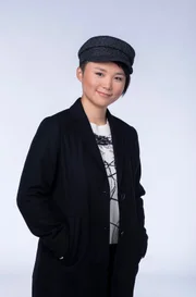ARD ROTE ROSEN, Telenovela, 18. Staffel mit neuen Folgen ab (13.10.20), montags bis freitags um 14.10 Uhr im Ersten. Neu im Hauptcast: Yun Huang als Ellen Reichard. © ARD/Thorsten Jander, honorarfrei - Verwendung gemäß der AGB im engen inhaltlichen, redaktionellen Zusammenhang mit genannter ARD-Sendung und bei Nennung "Bild: ARD/Thorsten Jander" (S2). ARD-Programmdirektion/Bildredaktion, Tel: 089/5900-23534, bildredaktion@DasErste.de