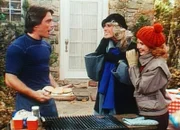 Tony (Tony Danza, l.) muss Angela (Judith Light, M.) und Mona (Katherine Helmond, r.) gestehen, dass die Hamburger leider noch tief gefroren sind.
