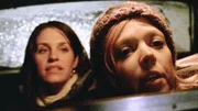 Ein Schneesturm über New York legt die Flughäfen lahm. Ein Taxi bringt Megan (Kristin Vogelsong, l.) und Alice (Emily Bergl) in ein zwielichtiges Hotel in Brooklyn.