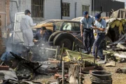 Rekonstruktion - Ermittler untersuchen das Wrack von TransAsia Flug 222.