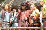 Bob Harvey (Vinnie Jones,m.) und seine Piraten Blake (Tom Mison,l.), und Li (Geoffrey Giuliano,2.v.r.) sind festentschlossen auf der Insel einen legendären Schatz zu finden.