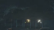Trümmerteile, die ein Haus treffen.
