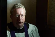 Father Brown (Mark Williams) versucht das blaue Kreuz alleine ins Kloster von Newbury zu bringen.