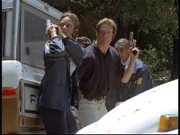 Die FBI-Agentin Kathryn (Eva La Rue, l.) und ihr Ex-Freund Steve (Barry Van Dyke, M.) haben das Haus umstellt, in dem sie die Entführer des kleinen Joey vermuten.
