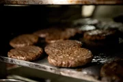 Im Kampf gegen den schlechten Ruf von Fast Food verzichtet Burger King auf Konservierungsmittel. Wie konsequent setzt der Konzern das um?