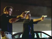 Steve (Barry Van Dyke, l.) und der FBI-Agentin Kathryn (Eva La Rue, r.) gelingt es, einen gefährlichen Erpresser zu verhaften.