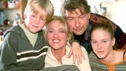 2. Staffel: Die Familie Kruse: v.li.: Markus (Marius Theoblad), Rita (Gaby Köster), Horst (Frank Vockroth), Sandra (Yasmin Schwiers)