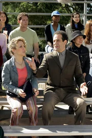 Mr. Monk (Tony Shalhoub, r.) begleitet Sharona (Bitty Schram, l.) zum Baseballspiel ihres Sohnes.