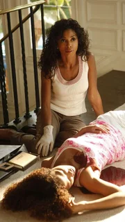 Alexx (Khandi Alexander) findet in der Wunde des ermordeten Kindermädchens Vanessa (Sonalii Castillo, lieg.) die abgebrochene Spitze eines Keramikmessers. Ein erster Hinweis auf den Mörder?