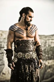 Der Dothraki-Krieger Khal Drogo (Jason Momoa) soll Daenerys Targaryen heiraten..