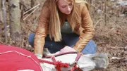 Amy (Amber Marshall) beruhigt das Springpferd Caesar, dass sich im Stacheldraht verfangen hat.
