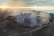 Nördlich der Flanke des Vulkans Ol Doinyo Lengai in Tansania breitet sich der Natronsee aus. Hier brüten eine Million Paare Zwergflamingos.