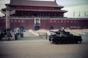 Das Tor des Himmlischen Friedens am 1. Oktober 1949: An diesem Tag feiert das Land die Geburt der Volksrepublik China. Auf dem großen Tian'anmen-Platz stehen die Menschen mit Transparenten und roten Fahnen.