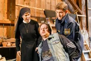 Schwester Hanna (Janina Hartwig) und Polizist Meier (Lars Weström) erwischen Kasulke (Sven Hussock, M.) auf der Flucht.