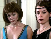 Prue (Shannen Doherty, l.) und Piper (Holly Marie Combs, r.) waren in einem früheren Leben nicht die Schwestern von Phoebe, sondern ihre Cousinen und wollten sie töten.