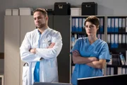 Die Ärzte, Dr. Matteo Moreau (Mike Adler, l.) und Dr. Theresa Koshka (Katharina Nesytowa, r.), haben herausgefunden, dass Ameena offenbar in die Fänge von Organhändlern geraten ist.