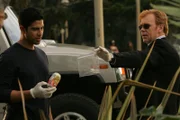L-r: Eric Delko (Adam Rodriguez) und Horatio Caine (David Caruso)
