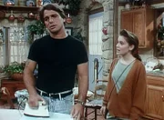 Tony (Tony Danza, l.) kocht vor Eifersucht und reagiert nicht einmal auf seine Tochter Samantha (Alyssa Milano, r.).