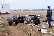 Der leitende Ermittler (gespielt von Flores) untersucht die Reifen von Flug 140 der China Airlines, während ein anderer Ermittler (gespielt von James Chung) Fotos von den Trümmern macht. Ein AAIC-Ermittler (gespielt von einem Nebendarsteller) bereitet seine Ausrüstung vor und untersucht den Tatort.