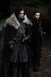 Kit Harington als Jon Snow (l.), Richard Madden als Robb Stark (r.)