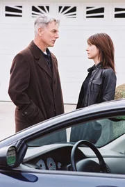 Ein neuer Fall bereitet Gibbs (Mark Harmon, l.) und Kate (Sasha Alexander, r.) Kopfzerbrechen ...