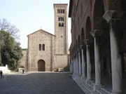 Basilika di San Francesco in Ravenna, ursprünglich erbaut im 5. Jahrhundert wurde im 10. und 11. Jahrhundert umgebaut, der Glockenturm wurde hinzugefügt. 1321 fand in dieser Kirche die Trauerfeier für Dante Alighieri statt, der nahe der Kirche begraben ist.