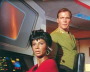 Lieutenant Nyota Uhura (Nichelle Nichols, l.) und Captain Kirk (William Shatner, r.) sind ein eingespieltes Team.