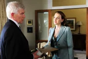 Julianna (Jana Klinge) übergibt Anwalt Bronski (Peter Webster)die Kaufpapiere für das Weingut der Sheridans.