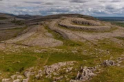 Charakteristisch für den Burren ist seine hügelige Karstlandschaft aus silbrig glänzendem Kalkstein, die von zahllosen Spalten und unterirdischen Höhlen durchzogen ist.