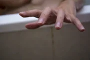 Eine Hand, die aus der Badewanne greift