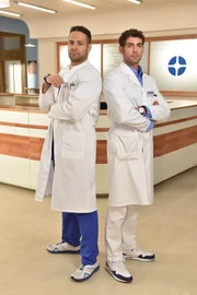 L-R: Dr. Matteo Moreau (Mike Adler) und Dr. Niklas Ahrend (Roy Peter Link)
