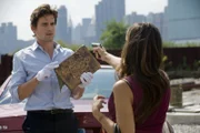 Maria (Callie Thorne) fordert Neal (Matt Bomer) unmissverständlich auf, ihr die wertvolle alte Bibel zu übergeben.