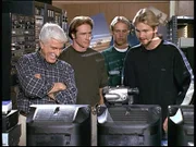 (v.l.n.r.) Mark (Dick Van Dyke), Steve (Barry Van Dyke) und der Motocross-Fahrer Jake (Carey Van Dyke) bewundern die Ausrüstung des Videofilmers Kyle (Shane Van Dyke).