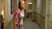 Alice (Emily Bergl) steht apathisch und regungslos vor dem Hotelzimmer. Wer hat ihrer Freundin den Schädel eingeschlagen?