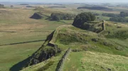 Der Hadrianswall zieht sich quer durch die raue Landschaft Nordenglands.