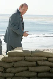 Det. Frank Tripp (Rex Linn) wird zum Strand von Miami gerufen, nachdem ein illegaler Flüchtling aus Kuba auf eine Mine getreten ist und dabei getötet wurde.