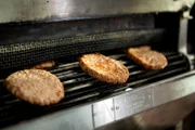 Burger am laufenden Band: Dank des Insta-Broilers kann Burger King seine Patties in Masse produzieren. Aber was hat das noch mit Grillen zu tun?