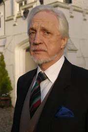 Lord Holm (Edward Petherbridge).