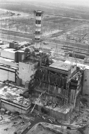 Im November 1986, sieben Monate nach dem Unfall, ist die Schutzhülle um den zerstörten Reaktorblock 4 fertig, der sogenannte Sarkophag. Aufnahme von den Bauarbeiten vom August 1986.