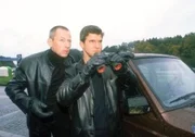 Alarm für Cobra 11 - Die Autobahnpolizei "Tod eines Reporters". Im Bild: Schulte (Jens Peter Nünemann, re.) und Jakobsen (Johannes Hitzblech) beobachten wie Engelhadt richtung Autobahn fährt.