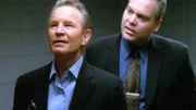 Detective Goren (Vincent D'Onofrio, r.) nimmt Bernard Freemont (Michael York) in die Zange. Wird er den Mord gestehen?