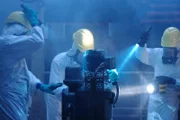 Japanische Arbeiter in Schutzanzügen mit Atemmaske im havarierten Atomkraftwerk Fukushima (Reenactment)