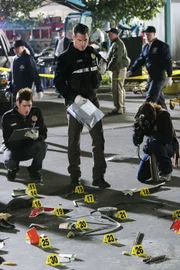 Die CSI-Ermittler Greg Sanders (Eric Szmanda, l.) und Nick Stokes (George Eads, M.) machen sich nach dem Achterbahnunglück an die Spurensicherung. War es Sabotage?