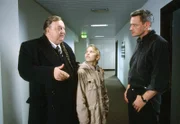 Anwalt Gregor Ehrenbergs (Dieter Pfaff, links) nimmt Augenzeugin Charlotte (Alina Liss) mit aufs Polizeirevier zu Jochen Stark (Stephan Benson, rechts).
