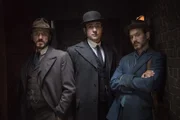 Inspektor Drake (Jerome Flynn, l.), Reid (Matthew Macfadyen, M.) und Captain Jackson (Adam Rothenberg, r.) ermitteln wieder gemeinsam um einen Mann vor dem Galgen zu bewahren.