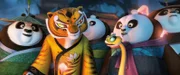 Um aus seinen gemütlichen Verwandten mutige, selbstsichere Kämpfer zu machen, bekommt Po Hilfe von seinen treuen Kung-Fu-Freunden Tigress (l.) und Viper (r.) ...