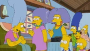 Jacqueline Bouvier (l.) feiert Geburtstag. Dabei erfahren Selma (3.v.l.), Patty (2.v.l.), Marge (4.v.r.), Maggie (3.v.r.), Lisa (2.v.r.), Bart (4.v.l.) und Abraham (r.) schockierende Neuigkeiten aus der Vergangenheit ...